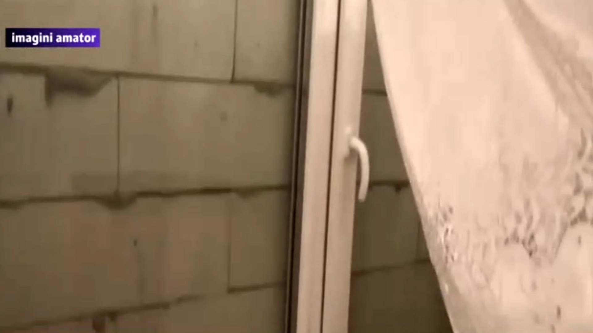 Dorel de Filiaşi! Ferestrele liceului, acoperite cu un zid! Ce soluţii a găsit conducerea!