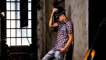 Povestea incredibila a rapperului Benny Rush! A cantat pe ulitele satului, iar acum face naveta de la tara sa-si promoveze hit-ul!