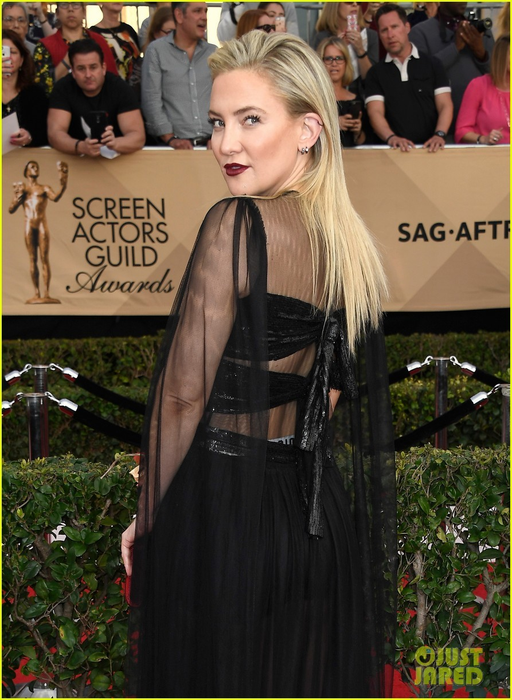 KATE HUDSON este însărcinată cu BRAD PITT? Imaginile în care vedeta a încercat să-şi ascundă burtica