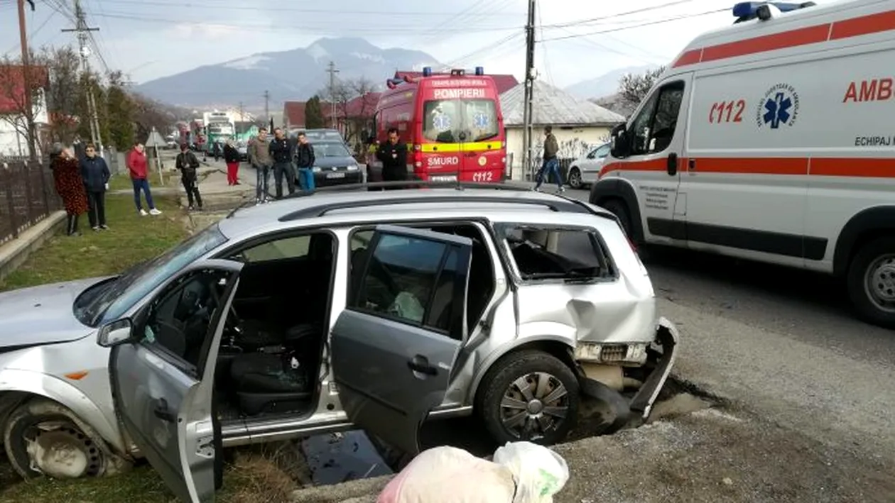 Grav accident în Bistrița. 8 persoane implicate, între care și 2 copii