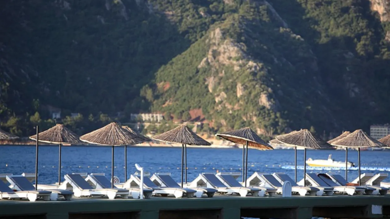 O mulțime de turiști români, clipe de panică pe litoralul Turciei. Ce au pățit în apa mării: „Vin și te înțeapă, îți lasă semn”