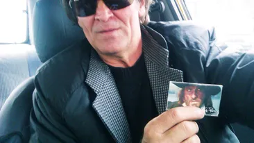 N-o sa crezi asa asemanare! Florin Piersic din Berceni face taximetrie si deseneaza pe pachete de tigari!