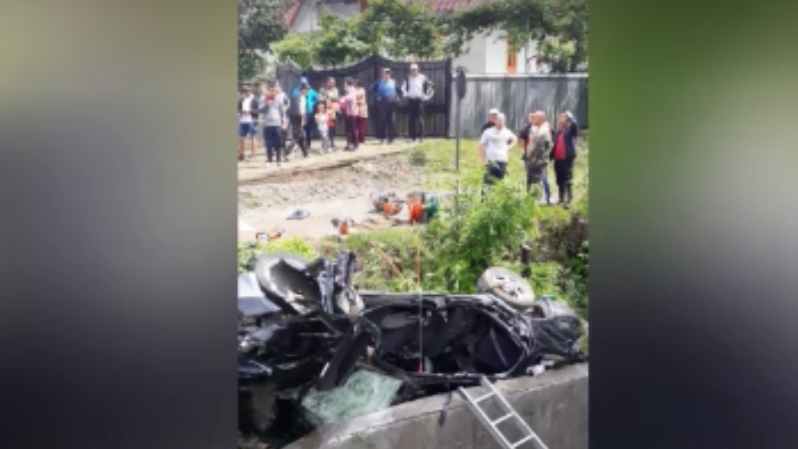 Accident grav în Bacău! O mașină s-a izbit de un parapet. Doi morți și două persoane grav rănite