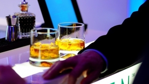 Se afla într-un bar de noapte când i-a spus unei stripteuze că ar trebui să mai slăbească puţin! Reacţia femeii a lăsat pe toată lumea cu gura căscată