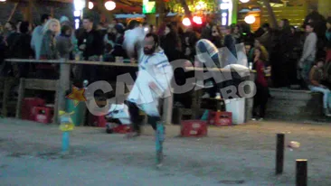 A venit in Vama in ie de iobag, dar a facut show pe muzica electro! Uite ce miscari “nebune” are in repertoriu!