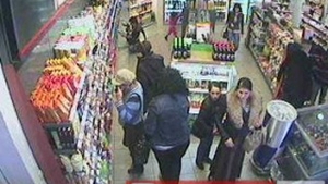 VIDEO Asta e metoda "tiganeasca" de a face shopping! Un grup de rromi au furat tot ce le-a cazut in mana dintr-o benzinarie din Dej!