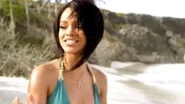 Rihanna, pazita de asistenta la piscina