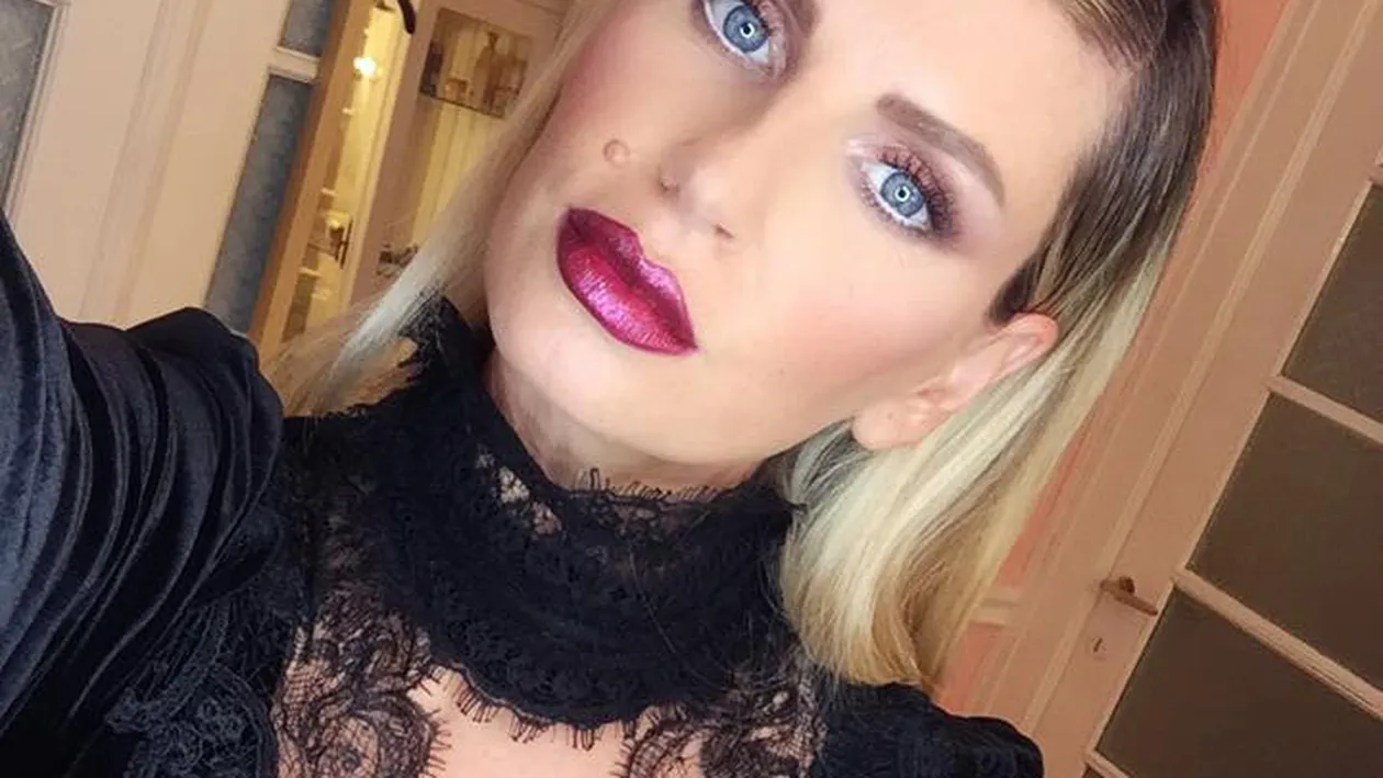 ANDREEA BĂNICĂ, cu burtica de gravidă la gură! Vezi ce ţinută a purtat la botezul băieţelului ANCĂI SEREA 