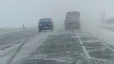 SITUAŢIA ÎN ŢARĂ: Circulaţie BLOCATĂ în continuare pe A2 şi A3 şi pe 24 de drumuri naţionale. Traficul pe A1 a fost REDESCHIS