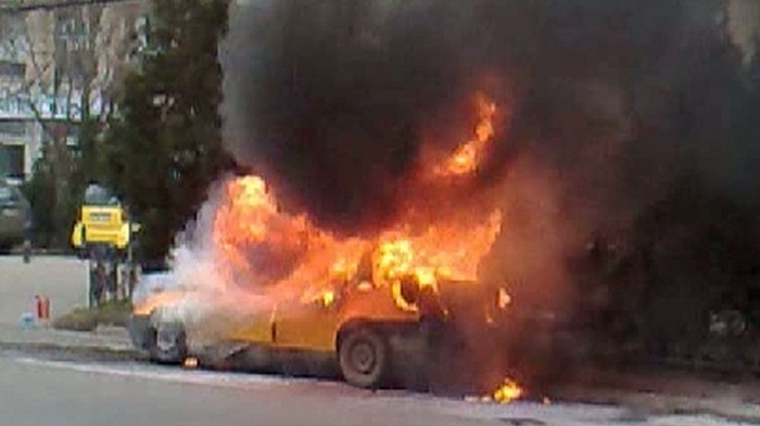 Două persoane au murit carbonizate! Mașina s-a răsturnat și a luat foc