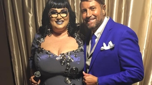 Ozana Barabancea a strălucit, la propriu, alături de Cătălin Botezatu! Prietenii s-au uitat bine la rochia ei şi au dat verdictul: ”Zici ca esti lângă pomu de Crăciun lângă tine!”