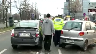 Accident în lanţ în Bucureşti! Patru maşini s-au tamponat în zona Piaţa Presei!