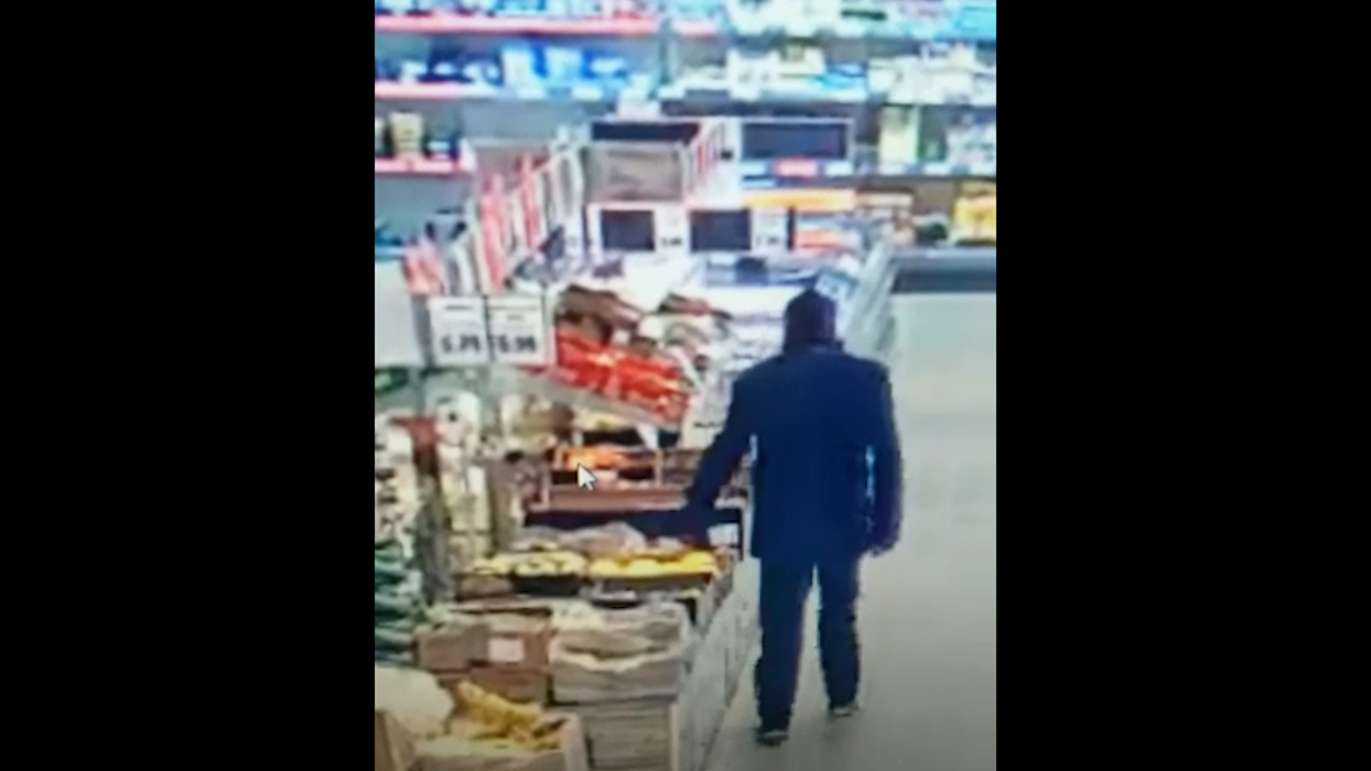 Comisarul-șef U.G. în timp ce dădea târcoale raionului cu fructe