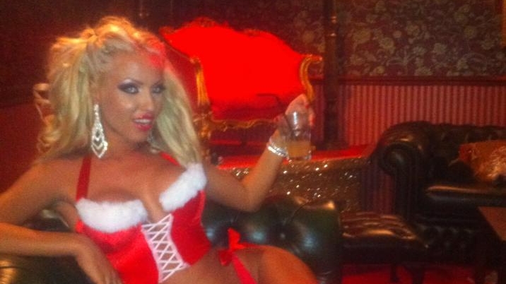 Nu a mai avut rabdare pana la Craciun! Cine este blonda asta siliconata care a probat cel mai sexy costum de craciunita?