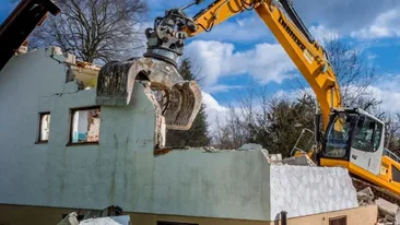Cât te costă să demolezi o casă în 2025? Tarifele și costurile suplimentare