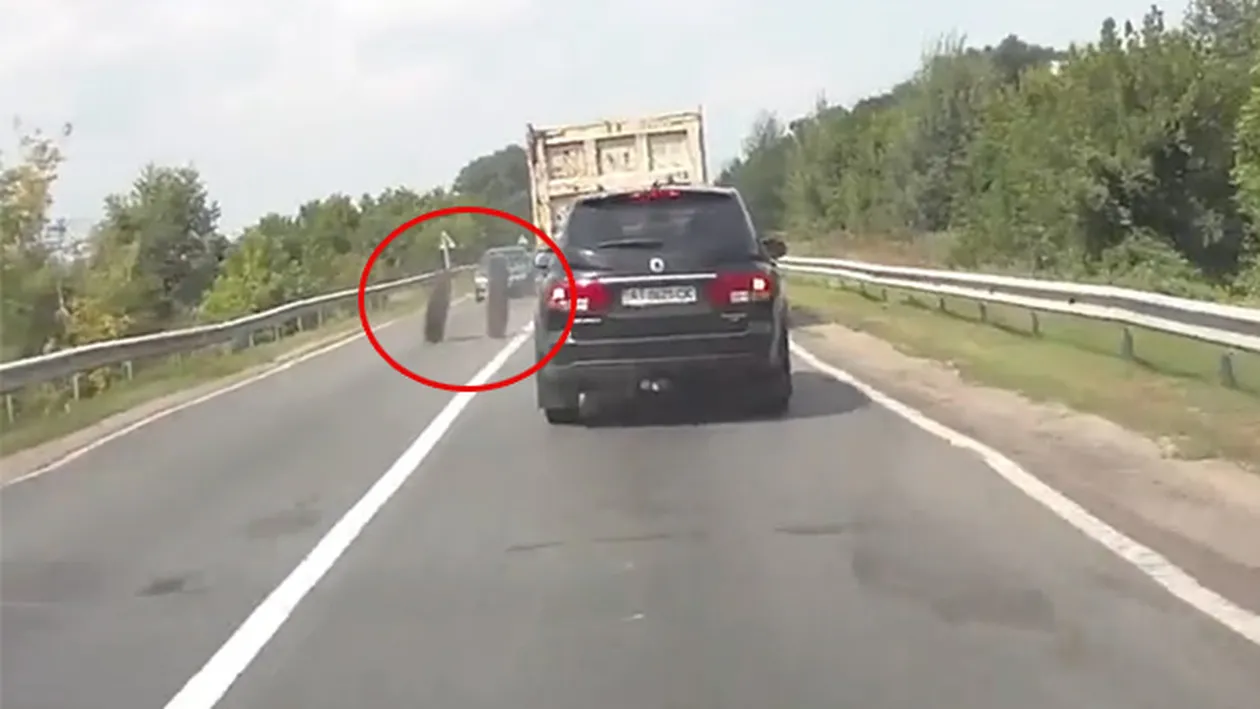 Acest sofer a surprins imaginile vietii lui! Momentul in care unui camion i-au sarit rotile si s-au izbit de o alta masina