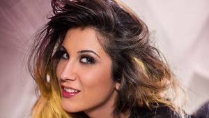 ADDA fumează deşi abia a născut! Cântăreaţa a stârnit o mare controversă