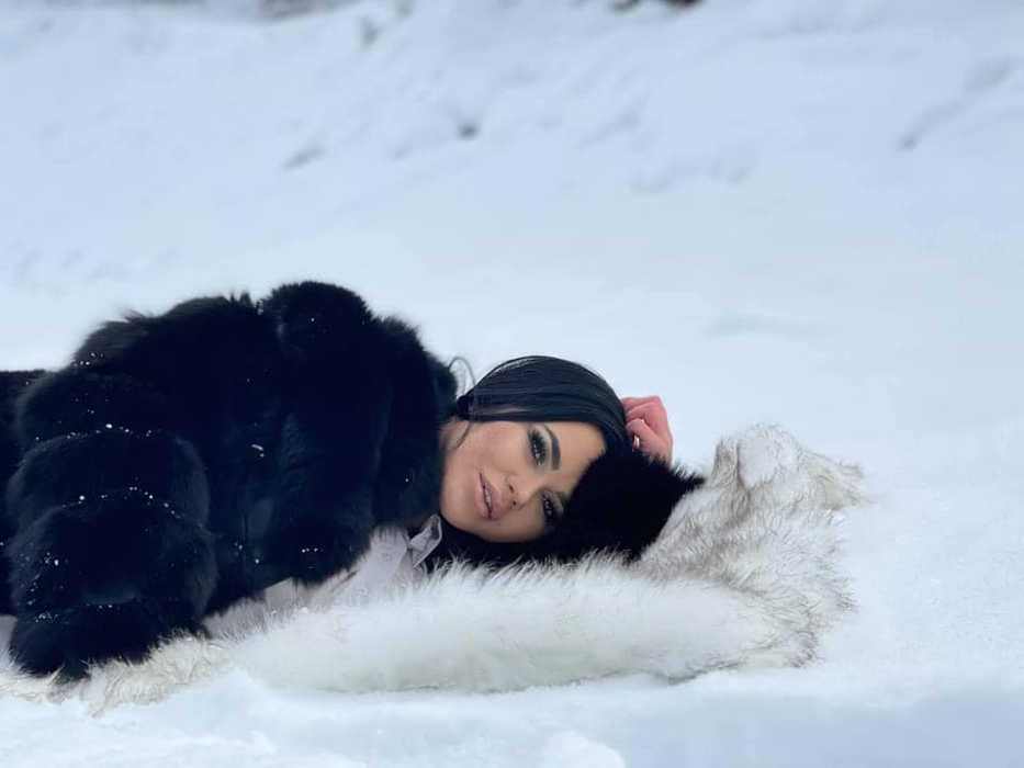 Carmen de la Sălciua, fotografiată complet goală în cadă. Ce truc a folosit cântăreața ca să își ascundă zonele intime | FOTO