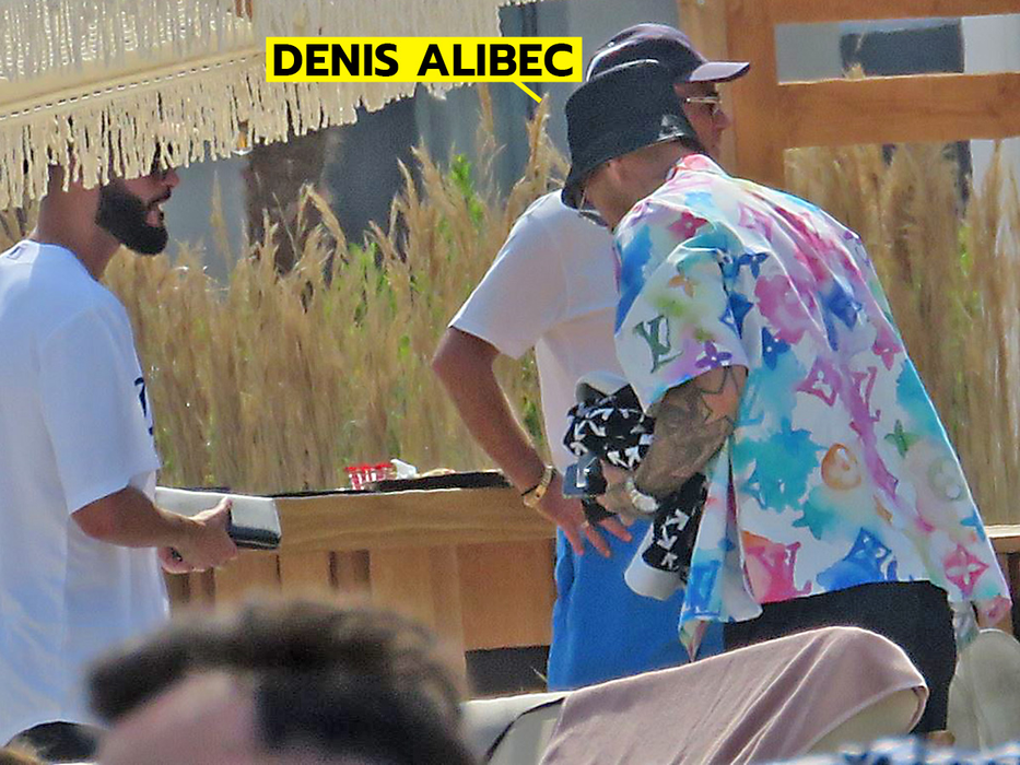 Denis Alibec, alături de amicii lui, la Mamaia (Foto: CANCAN.RO)