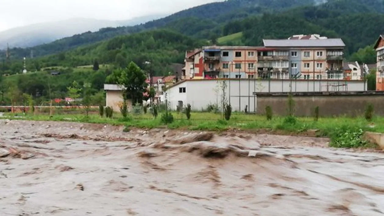 Inundații grave în Hunedoara. 400 de gospodării sunt afectate de ploile torențiale, iar 240 de oameni au fost evacuați din case