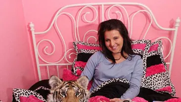 Vezi adolescenta care doarme cu un tigru in pat!