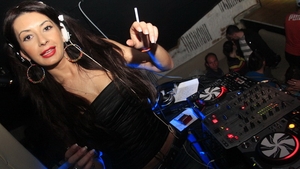 Dj Harra face terapie prin shopping! Iubitul o ajuta sa treaca peste depresia in care a intrat in ultima vreme!