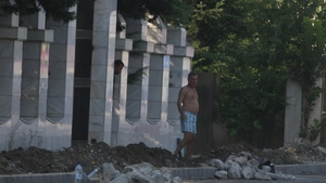 Dezbracat, Gigi s-a facut sef de santier! Le-a dat indicatii muncitorilor si a facut ordine in plina strada!