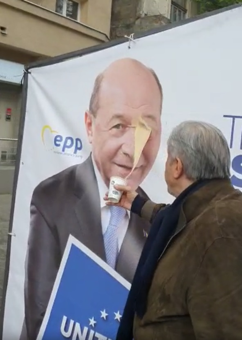 VIDEO. Momentul in care Ilie Nastase ii arunca lui Traian Basescu o cafea fierbinte in fata