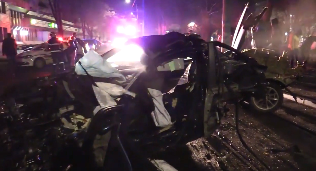 Accident înfiorător în Brăila. Șoferul unui BMW, proiectat pe șosea după ce a pierdut controlul volanului și a făcut prăpăd. Bărbatul de 23 de ani, în comă la spital