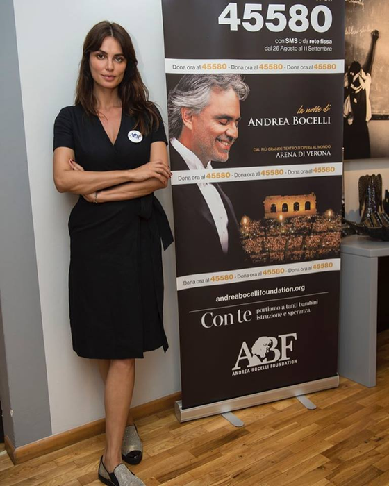 Însărcinată cu primul copil, Catrinel Menghia, surprinsă nemachiată în public. Cum s-a pozat în bucătărie cu burtica de gravidă la vedere