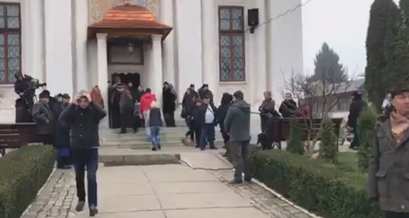 Sute de oameni au venti la Mănăstirea Cernica