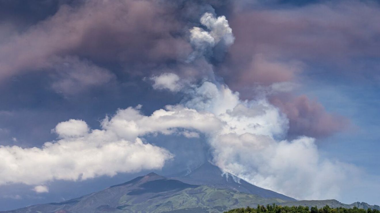 Alertă maximă! Vulcanul Etna din Italia a erupt din nou