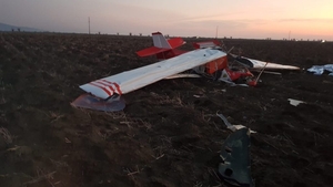 Doi oameni au murit după ce un avion s-a prăbuşit în judeţul Arad