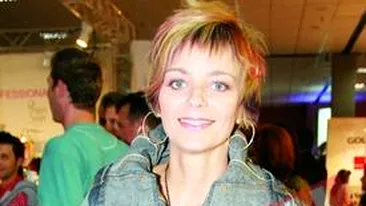 Gianina scrie versuri pe servetele