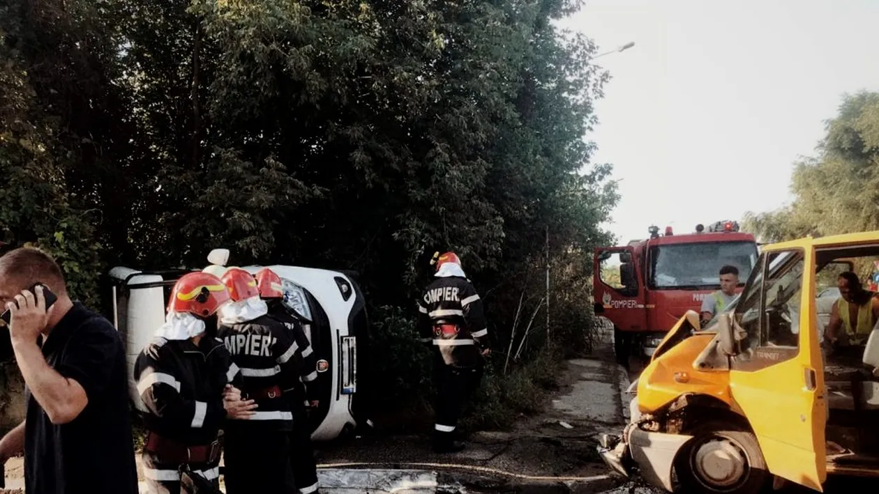 Accident violent în Giurgiu. 3 oameni au fost răniți, iar una dintre mașini s-a răsturnat în urma impactului devastator