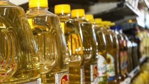 Ce a pățit o femeie, după ce a cumpărat o sticlă de 2 litri de ulei, din supermarket: "Magazinul trebuie să plătească pentru asta"