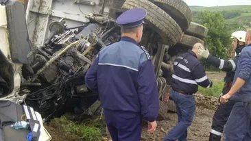 Trei persoane au murit, iar alte doua sunt grav ranite in urma unui accident rutier, in Caras-Severin