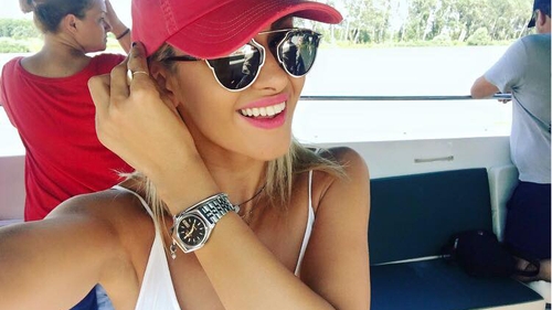 ALINA EREMIA şi-a scos cămaşa….în oraş! Ţinuta cântăreţei a atras toate privirile