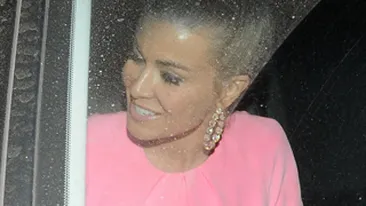 Si-a desfacut picioarele mai ceva ca-n Basic Instinct! Intrebarea de 100 de puncte: avea chiloti sau nu? Vezi imaginile incendiare si descopera despre ce vedeta este vorba!