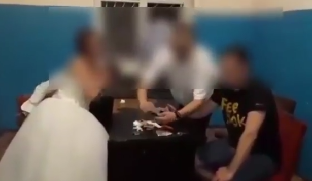 Mire şi mireasă, SĂLTAŢI de MASCAŢI de la propria nuntă! Imagini din timpul intervenţiei