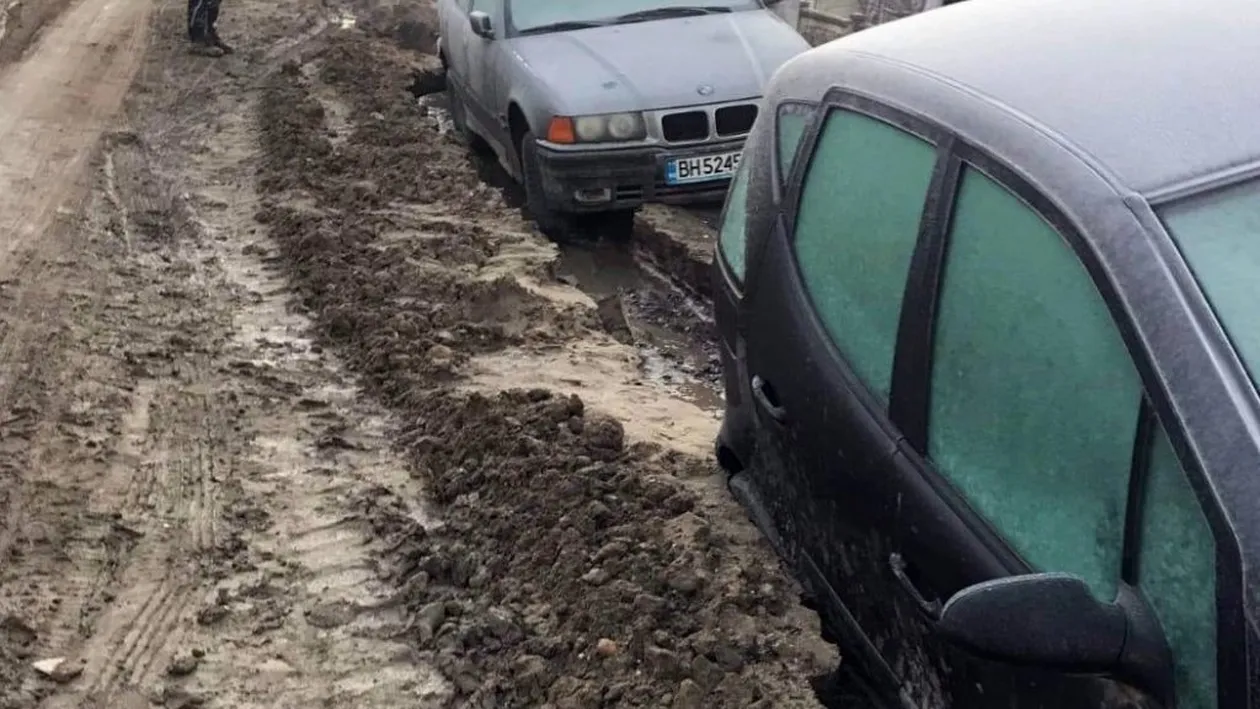 Maşini înghiţite de nămol, într-o comună din Dolj, imagini incredibile