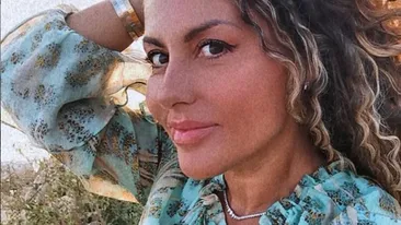 Cum s-a fotografiat Oana Turcu alături de fiul său la şcoală. Ce au observat internauţii