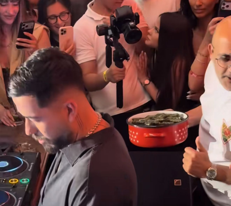 Mahmut Orhan a împărțit sarmale la Nuba! Cel mai viral DJ al momentului a făcut show în Mamaia!