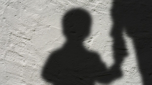 Pedofil de 74 de ani, prins de polițiștii din Iași. Victime i-au fost două fetițe, de 7 și 9 ani