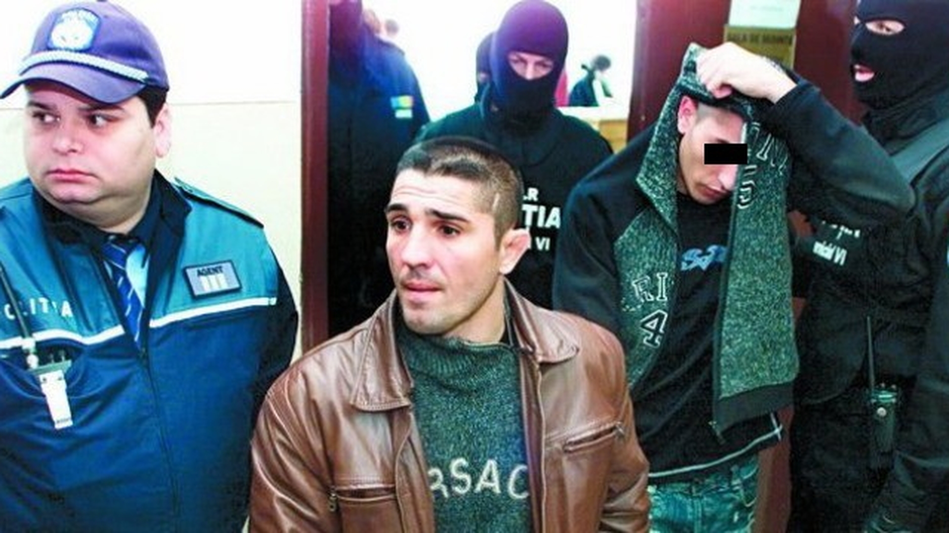 I-a pus pistolul in mana fiului sau! Costel Corduneanu si-a imbracat baiatul ca pe el si i-a dat comanda