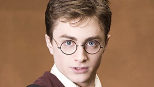 Seamana cu Harry Potter, dar uraste sa i se spuna asta! Ce le-a facut acest tanar unor fete care l-au strigat pe strada asa