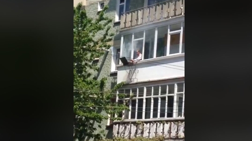 Imaginile minivacanței de 1 mai 2018. Un pensionar din Piatra Neamț a făcut mici la grătar pe geam, la etajul al doilea!