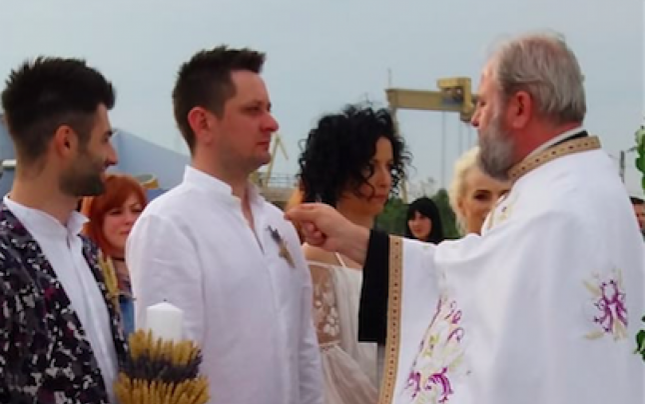 OCTAVIAN STRUNILĂ şi OANA BOTEZ, cununaţi de un preot exclus din BOR! Nunta oficiată pe plaja din 2 Mai, nerecunoscută de nicio biserică ortodoxă