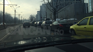 Poliţia Rutieră a Capitalei, sesizată în privinţa maşinilor parcate care blochează circulaţia