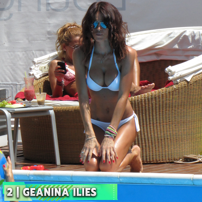 Top 30 sexy-vedete în genunchi la plajă. Pe ce locuri se clasează Emily Burghelea, Florentina Raiciu, Delia și Andreea Bănică